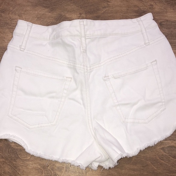 Wild Fable size 6 white high rise denim shorts - Picture 2 of 5